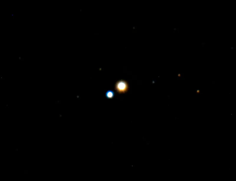 Albireo im Teleskop: goldgelber und blauer Stern