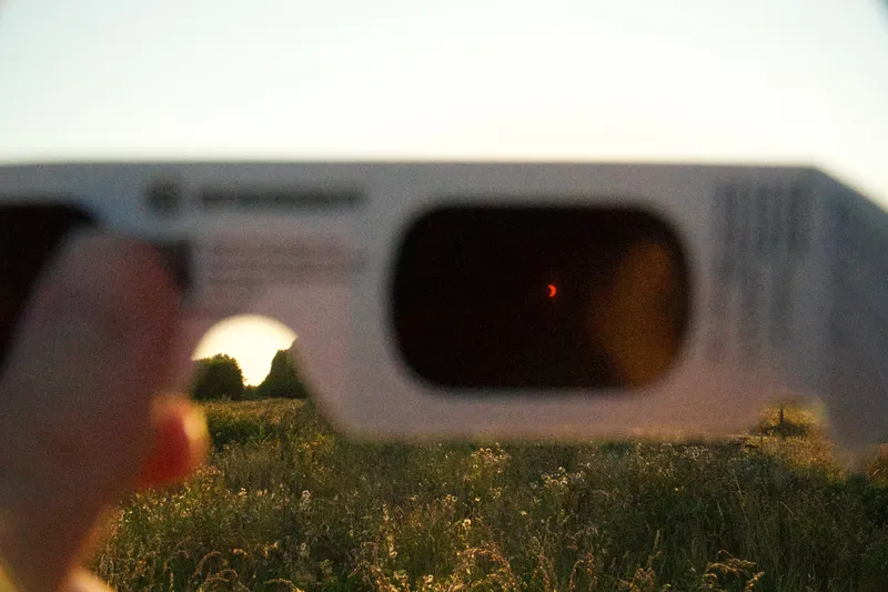 Partielle Sonnenfinsternis vom 12. August 2026, durch eine Finsternisbrille gesehen
