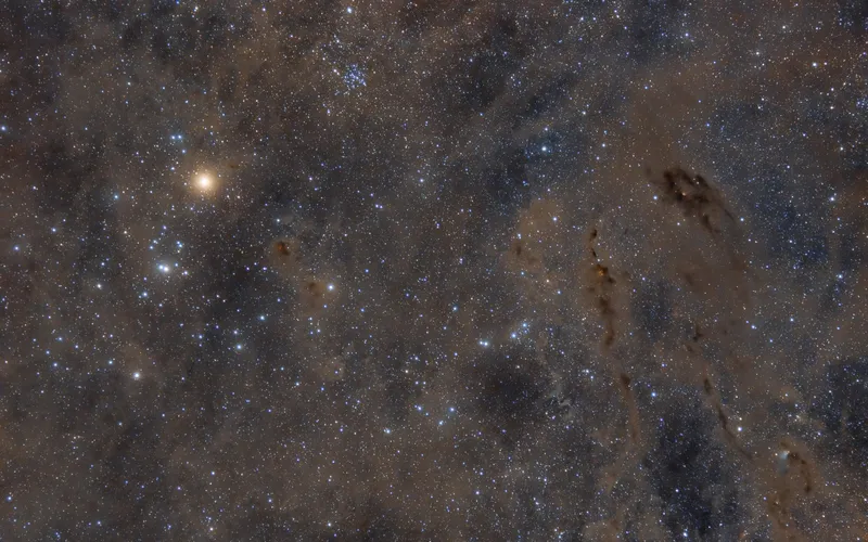 Der Sternhaufen der Hyaden im Stier mit dem hellen Aldebaran