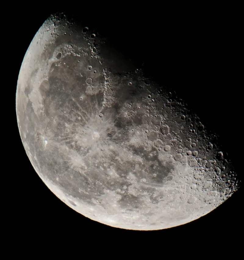 Zunehmender Mond mit Mondmeeren und Kratern im Teleskop