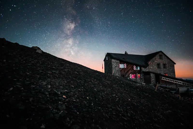 Die Milchstrasse über der Blüemlisalphütte