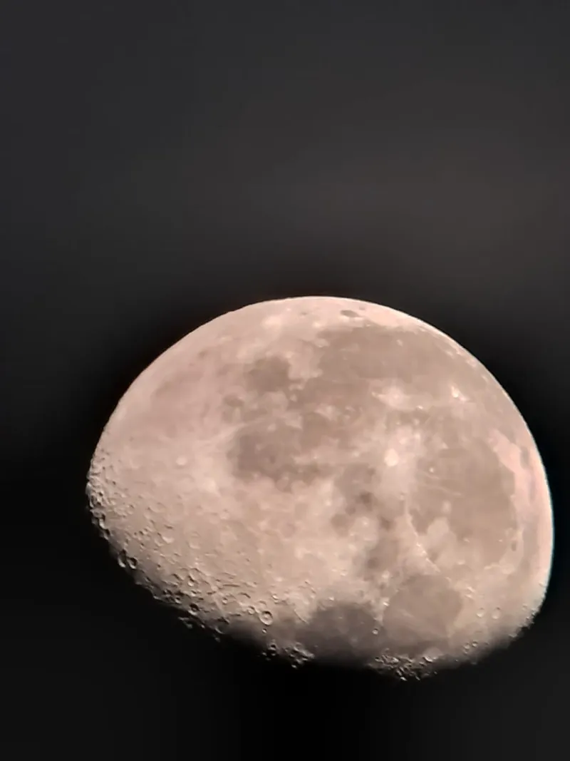 Zunehmender Mond im Teleskop mit Kratern am Terminator