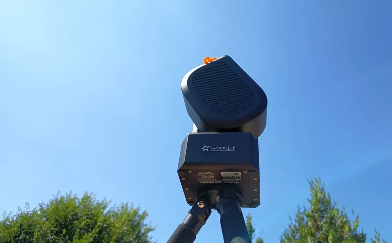 Smart-Teleskop ZWO Seestar S50 auf Stativ