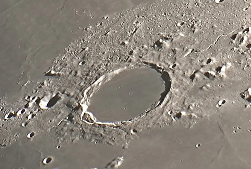 Der Mondkrater Plato bei hoher Vergrösserung