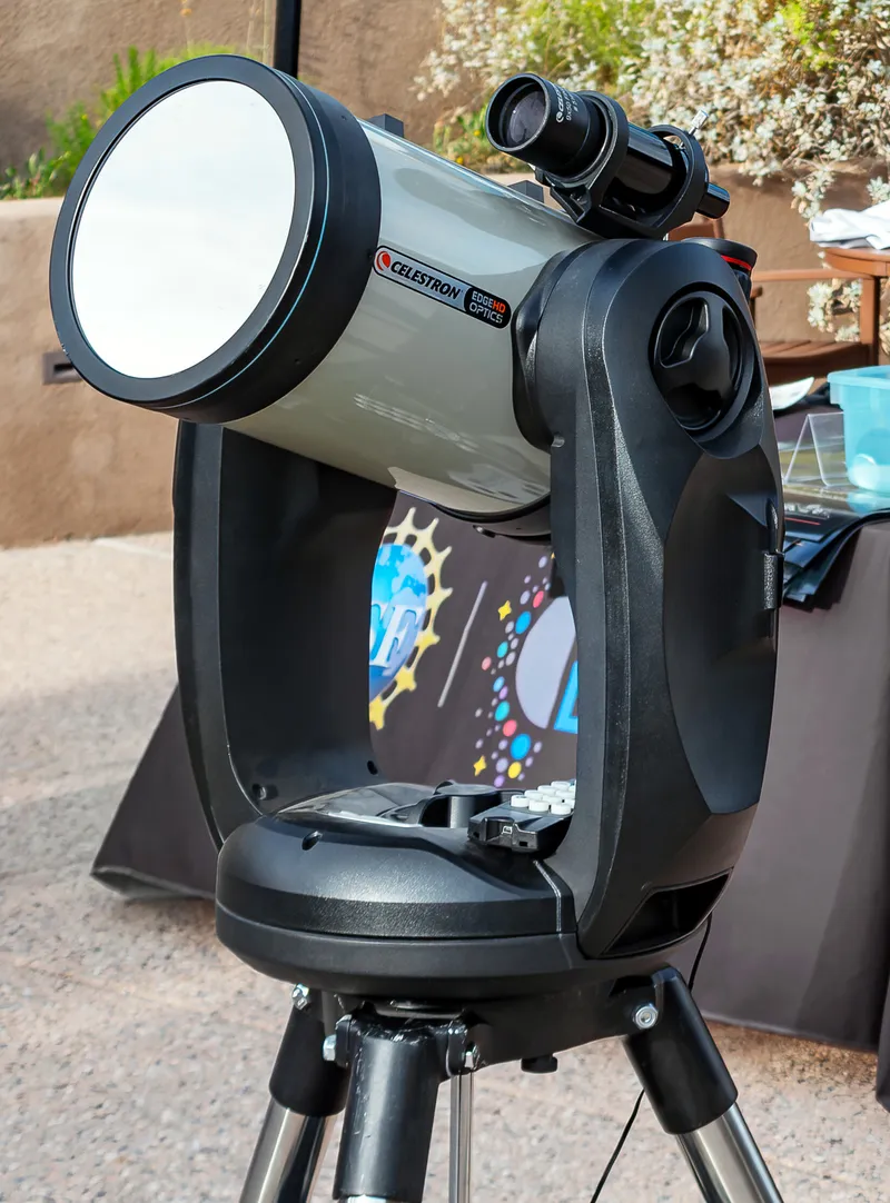 Teleskop mit Sonnenfilter vor der Öffnung