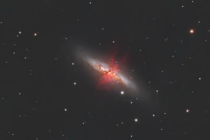 Die Zigarrengalaxie M 82 im Grossen Bären